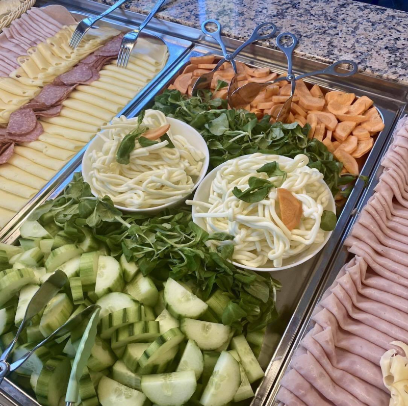 Článek - Hejtman Josef Suchánek navštívil naši školní jídelnu