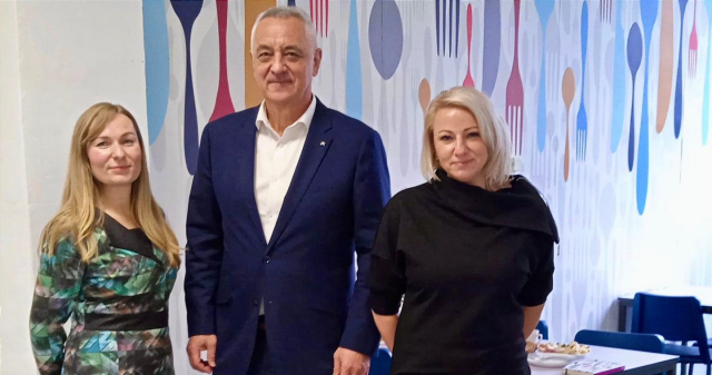 Článek - Hejtman Josef Suchánek navštívil naši školní jídelnu 