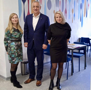 Článek - Hejtman Josef Suchánek navštívil naši školní jídelnu 